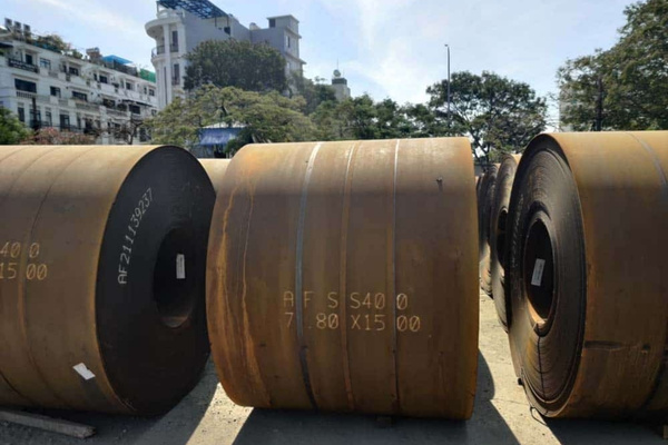 Cuộn thép SS400 sở hữu độ bền cơ học cao, dễ uốn tạo hình và khả năng chống ăn mòn tốt