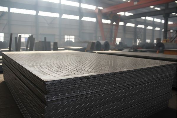 Tấm gân Q235B có đặc tính dẻo tốt, cắt hàn uốn tạo hình linh hoạt, bề mặt không han gỉ