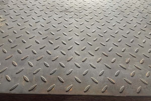 Kiểm tra độ dày và chọn nhà cung cấp uy tín để đảm bảo thép tấm gân Q235B chất lượng