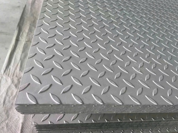 Dịch vụ vận chuyển thép bằng xe tải trọng tải lớn đến 30 tấn, cam kết tiến độ công trình