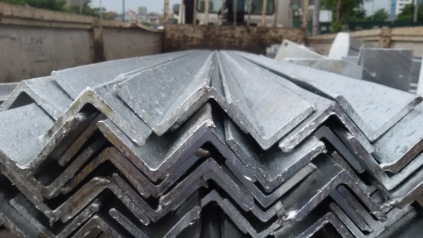 Thép V đen có khả năng chịu lực tốt, đáp ứng nhu cầu đa dạng của công trình