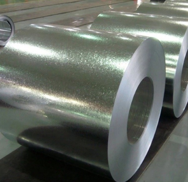 Lớp mạ kẽm bảo vệ thép nền khỏi quá trình oxy hóa, đặc biệt hiệu quả trong môi trường ẩm, ngoài trời hoặc có hơi nước biển