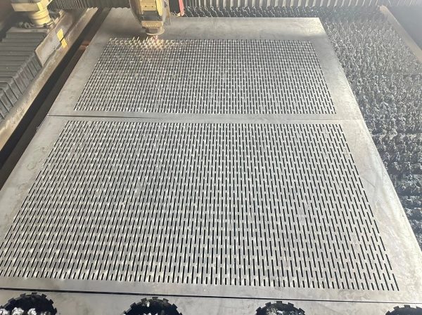 Gia công đột lỗ thép tấm giúp tạo hình chính xác cho các chi tiết kỹ thuật trong cơ khí và xây dựng