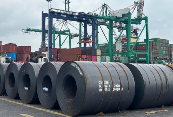 Thép cuộn cán nóng tại cảng phục vụ ngành hàng hải và đóng tàu biển