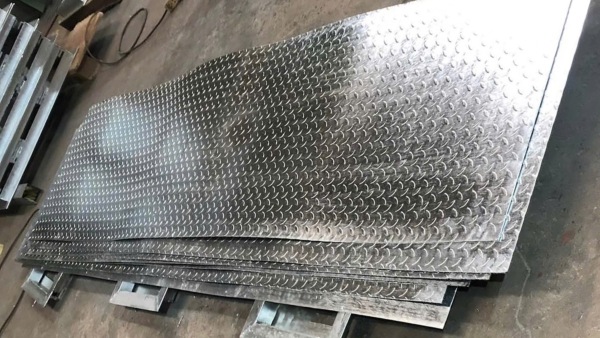 Giải pháp bền vững với thép tấm mặt gân mạ kẽm nhúng nóng chống rỉ, chống oxy hóa