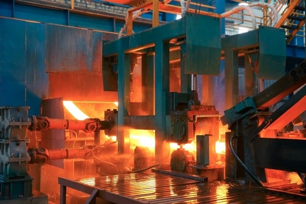 Quy trình cán nóng tạo hình giúp sản phẩm có độ dày chuẩn xác và gân nổi đồng đều