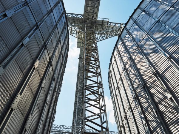 Sự phổ biến của tiêu chuẩn EN đã thúc đẩy sự đồng bộ hóa chất lượng, góp phần nâng tầm ngành công nghiệp toàn cầu