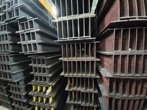 Thép hình chữ I khá giống thép hình H, nhưng phần bản cánh ngang được cắt gọn hơn, tạo hình chữ “I” đặc trưng