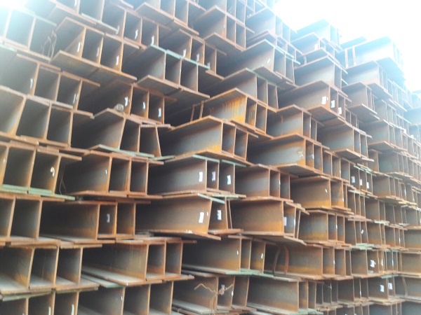 Thép hình H có tiết diện hình chữ “H” cân đối, phần bụng và hai cánh bản to, dày