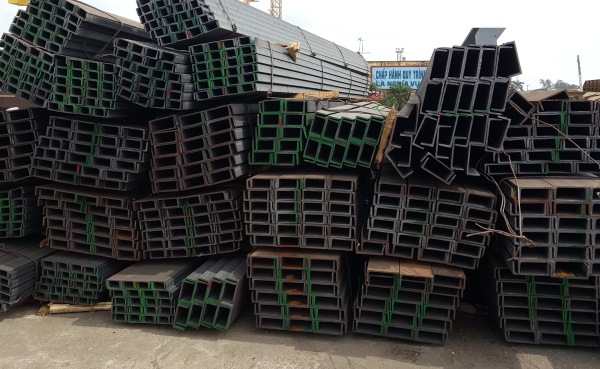 Thép hình chữ U có mặt cắt hình U, được thiết kế với hai cạnh song song và đáy liền chắc chắn