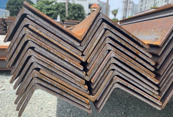 Thép hình chữ L là có tiết diện mặt cắt hình chữ L với hai cạnh vuông góc nhưng có độ dài khác nhau