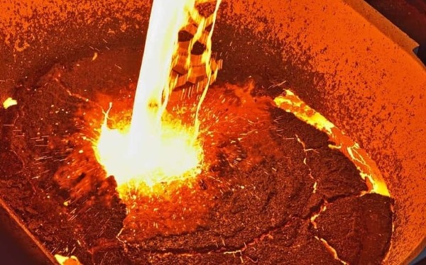 Nhiệt độ nóng chảy của thép là 1.811 K (1.538 °C; 2.800 °F)