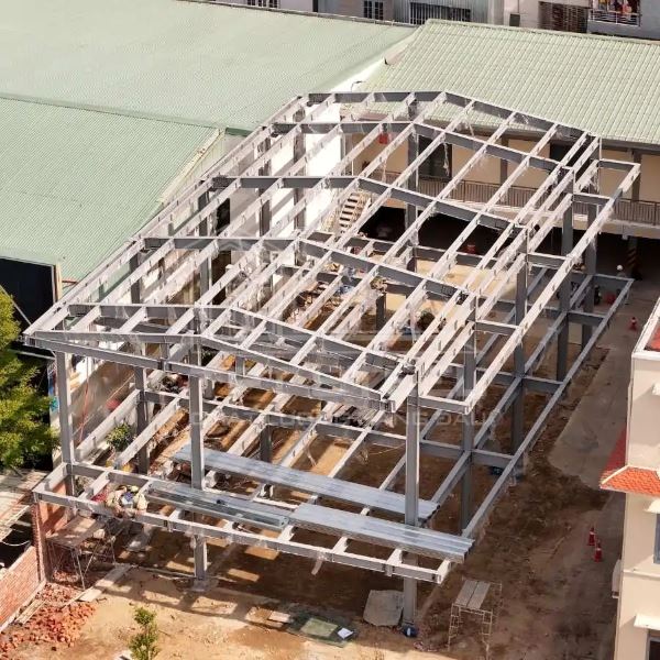 Nhờ khả năng chịu lực tốt và dễ gia công, thép A36 được ứng dụng trong khung máy, khung xe, dầm cầu, lan can thép