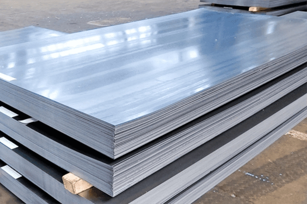 Thép tấm được sản xuất từ phôi thép cán phẳng, đáp ứng nhiều yêu cầu về kết cấu và gia công